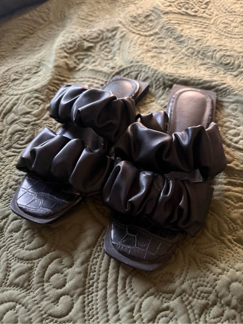 Sam Edelman circus ruffle slides